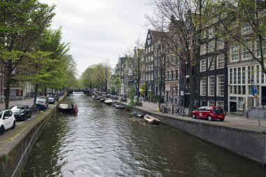 AMSTERDAM, NETHERLANDS - 15 Mayıs 2017: Bulutlu bir bahar gününde şehir 