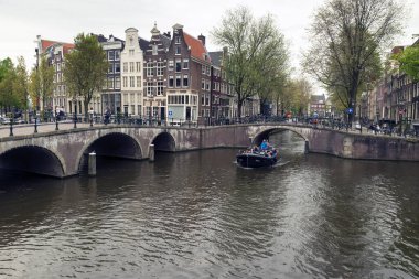 AMSTERDAM, NETHERLANDS - 15 Mayıs 2017: Bulutlu bir bahar gününde şehir 