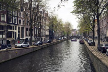 AMSTERDAM, NETHERLANDS - 15 Mayıs 2017: Bulutlu bir bahar gününde şehir 