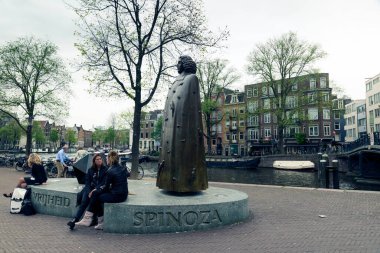 AMSTERDAM, NETHERLANDS - 15 Mayıs 2017: Amsterdam Zwanenburgwal 'da yaşadığı yere yakın Baruch Spinoza Heykeli.