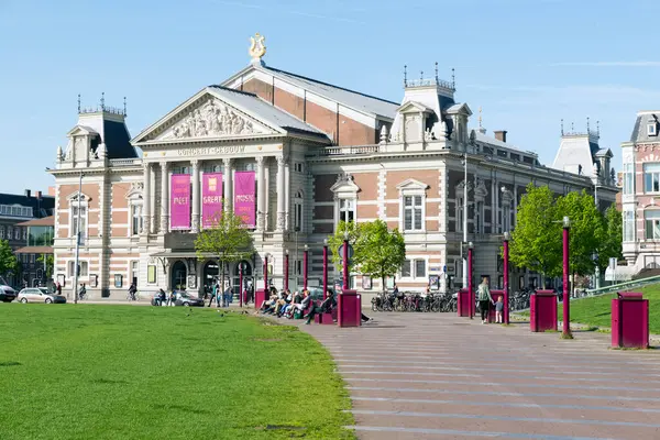 AMSTERDAM, NETHERLANDS - 15 Mayıs 2017: The Royal Concertgebouw Hollanda 'nın Amsterdam şehrinde bir konser salonudur.. 