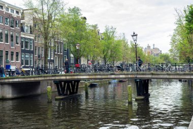 AMSTERDAM, NETHERLANDS - 16 Mayıs 2017: Bulutlu bir bahar gününde şehir