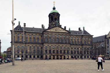 AMSTERDAM, NETHERLANDS - MAYIS, 16, 2017: Baraj Meydanı Kraliyet Sarayı