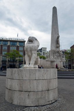 AMSTERDAM, NETHERLANDS - MAYIS, 16, 2017: The National Monument on Dam Square, Amsterdam, Hollanda 'da bulunan 1956 Dünya Savaşı anıtı.. 