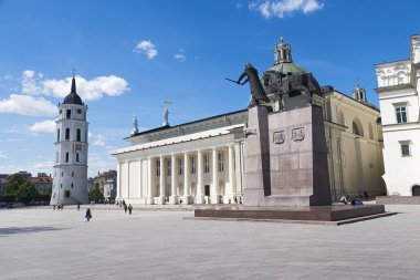Vilnius Katedrali 'nin yakınındaki Katedral Meydanı' nda insanlar var.