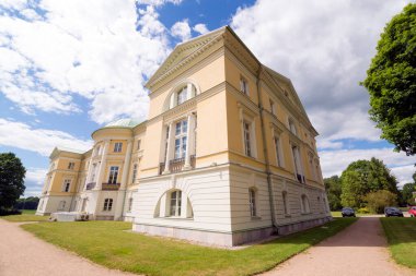 MEZOTNE, LATVIA - 9 Haziran 2016: Mezotne Sarayı 'nın dışı - Letonya Klasisizminin İncisi