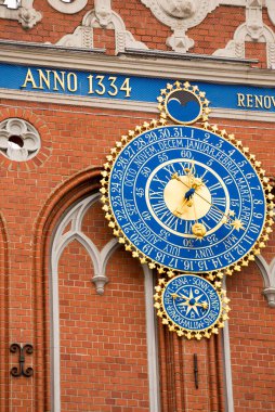 ayrıntı astronomik saatin üzerinde ev siyah nokta, riga, Letonya.