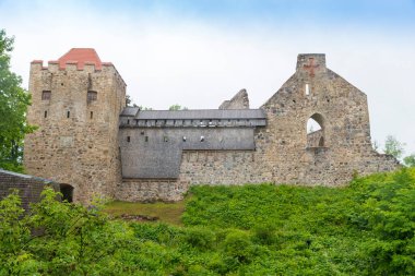 Ağustos akşamı Livonya Düzeni 'nin ortaçağ şatosunun kalıntılarının görüntüsü. Rakvere, Estonya