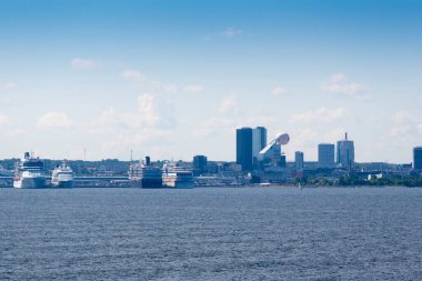 Tallinn 'in panoraması ve denizden limanı