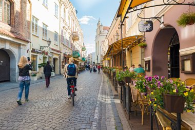 VILNIUS, LITHUANIA - 7 Haziran 2016: Güneşli bir bahar gününde şehrin tarihi merkezinde kimliği belirsiz insanlar yürüyor