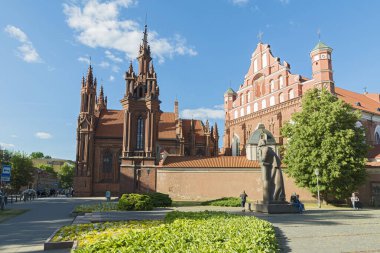 VILNIUS, LITHUANIA - 7 Haziran 2016: St. Anne Kilisesi ve Azizler Kilisesi Francis ve Bernardine Kilisesi ve Litvanya 'nın Vilnius kentindeki Adam Mitskevich heykeli.