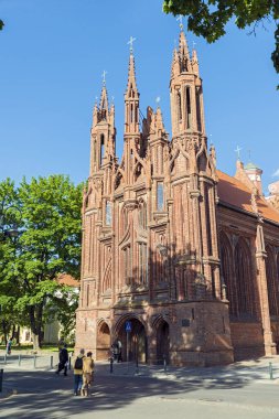 VILNIUS, LITHUANIA - 7 Haziran 2016: Vilnius, Litvanya 'daki St. Anne Kilisesi ve Aziz Francis Kilisesi ve Bernardine Kilisesi yakınları.