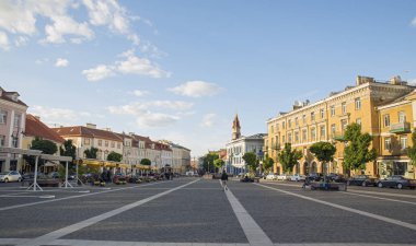 VILNIUS, LITHUANIA - 7 Haziran 2016: Vilnius Eski Kasabası 'ndaki tarihi belediye binası meydanında insanlar.
