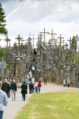 SIAULIAI, LITHUANIA - 9 Haziran 2016: Haçlar tepesinde, Kryziu Kalnas, Litvanya, Hıristiyanların ibadet ettiği bir yer.