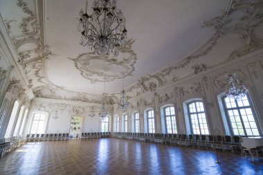 PILSRUNDALE, LATVIA - 9 Haziran 2016: Rundale Sarayı İçişleri (Beyaz Salon). Şu anda Letonya 'da bulunan Courland Dükleri için inşa edilen iki büyük barok sarayından biri.