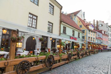 RIGA, LATVIA - 9 Haziran 2016: Riga şehir merkezindeki sokak kafesi