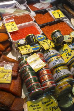 RIGA, LATVIA - 10 Haziran 2016: Merkez markette balık. Pazar, zeplin balonlar için eski bir hangardan yapılmıştı..