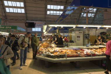 RIGA, LATVIA - 10 Haziran 2016: Kimliği belirsiz kişiler merkezi gıda pazarından alışveriş yapıyor. Pazar, zeplin balonlar için eski bir hangardan yapılmıştı..