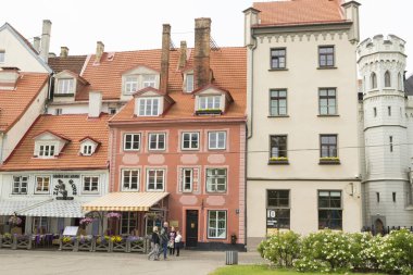 RIGA, LATVIA - 10 Haziran 2016: Riga Eski Kasabası 'nda mimarlık. Riga 'nın tarihi merkezi UNESCO' nun Dünya Mirasları Alanıdır.