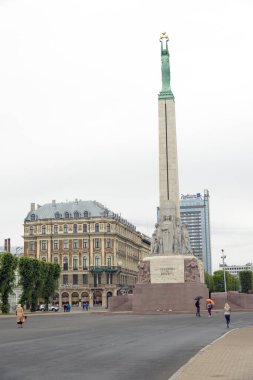 RIGA, LATVIA 10 Haziran 2016: Özgürlük Anıtı Letonya 'nın Riga kentinde bulunan ve Letonya Bağımsızlık Savaşı sırasında öldürülen askerleri onurlandıran bir anıttır (181920).)