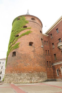 RIGA, LATVIA - 10 Haziran 2016: Letonya 'nın Riga kentinde bulunan Pudra Kulesi (Pulvertornis, XIV. 1940 'dan beri Letonya Savaş Müzesi' nin yapısına dahil.  