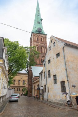 RIGA, LATVIA - 10 Haziran 2016: Riga Eski Kasabası 'nda mimarlık. Riga 'nın tarihi merkezi UNESCO' nun Dünya Mirasları Alanıdır.