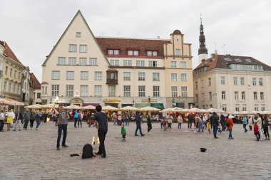 TALLINN, ESTONIA - 11 Haziran 2016: Tallinn Belediye Binası ve Raekoja Meydanı 'nda gece yarısı, Tallinn, Estonya