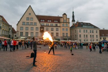 TALLINN, ESTONIA - 11 Haziran 2016: Tallinn Belediye Binası ve Raekoja Meydanı 'nda gece yarısı, Tallinn, Estonya