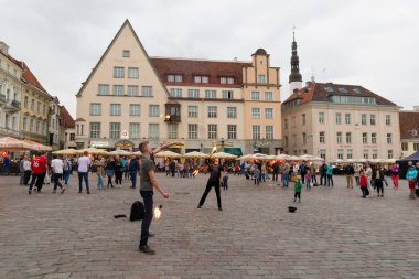 TALLINN, ESTONIA - 11 Haziran 2016: Tallinn Belediye Binası ve Raekoja Meydanı 'nda gece yarısı, Tallinn, Estonya