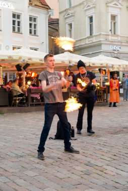 TALLINN, ESTONIA - 11 Haziran 2016: Tallinn Belediye Binası ve Raekoja Meydanı 'nda gece yarısı, Tallinn, Estonya