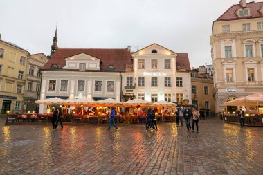 TALLINN, ESTONIA - 11 Haziran 2016: Tallinn Belediye Binası ve Raekoja Meydanı 'nda gece yarısı, Tallinn, Estonya