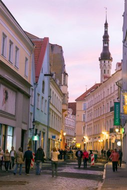 TALLINN, ESTONIA - 11 Haziran 2016: Tanımlanamayan insanlar Tallinn 'in tarihi merkezinin sokaklarının tadını çıkarıyorlar, beyaz gecelerde, neredeyse yaz gündönümünde.