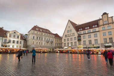 TALLINN, ESTONIA - 11 Haziran 2016: Tallinn Belediye Binası ve Raekoja Meydanı 'nda gece yarısı, Tallinn, Estonya