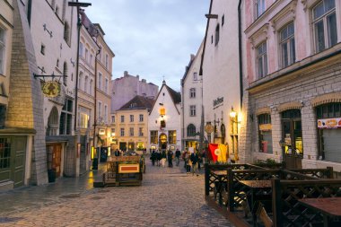 TALLINN, ESTONIA - 11 Haziran 2016: Tanımlanamayan insanlar Tallinn 'in tarihi merkezinin sokaklarının tadını çıkarıyorlar, beyaz gecelerde, neredeyse yaz gündönümünde.