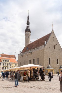 TALLINN, ESTONIA - 12 Haziran 2016: Tallinn 'deki eski şehir Hall Square' de (Raekoja Plats) yaz el sanatları pazarı.