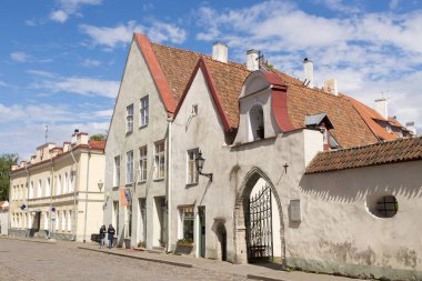 TALLINN, ESTONIA - 12 Haziran 2016: Tallinn, Estonya 'nın tarihi merkezinde sessiz bir cadde 