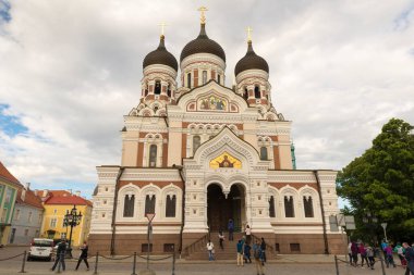 TALLINN, ESTONIA - 12 Haziran 2016: Estonya 'nın Tallinn Eski Kasabası' ndaki bir ortodoks katedrali olan Alexander Nevsky Katedrali.