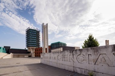 VìDOLID, İspanya - 17 Haziran 2015: Valladolid Bilim Müzesi Mayıs 2003 'te açıldı. Rafael Moneo ve Enrique de Teresa bu yeni bilim müzesini kurmak için eski endüstriyel kompleksin çoğunu kullandılar..