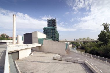 VìDOLID, İspanya - 17 Haziran 2015: Valladolid Bilim Müzesi Mayıs 2003 'te açıldı. Rafael Moneo ve Enrique de Teresa bu yeni bilim müzesini kurmak için eski endüstriyel kompleksin çoğunu kullandılar..