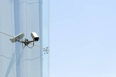 Camdaki güvenlik kamerası görüntüsü. Boşluğu kopyala