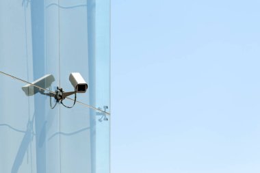 Camdaki güvenlik kamerası görüntüsü. Boşluğu kopyala