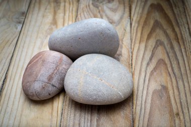 Ahşap zemin üzerinde çakıl yığını