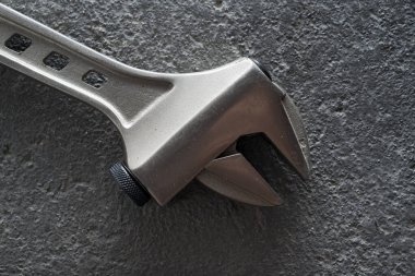 Beton arkaplan üzerinde ayarlanabilir anahtar