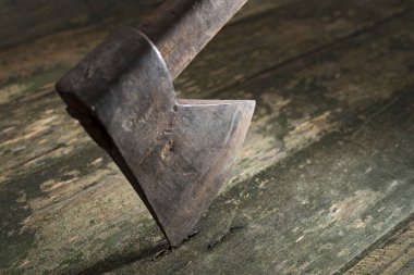 Ahşap arka planda eski balta