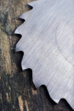 Tahta arka planda dairesel testere bıçakları