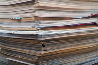 eski dergi sayfaları bükme ile dağınık yığını closeup