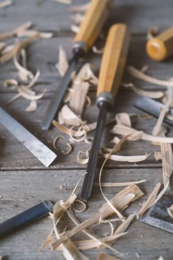 çipler, oyuklar ve kesikler