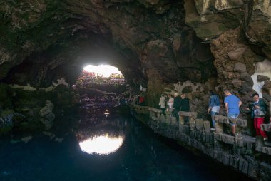 LANZAROTE, İSPAN - 1 Mayıs 2018: Adanın başlıca turistik merkezlerinden biri olan Jameos del Agua 'yı ziyaret edenler