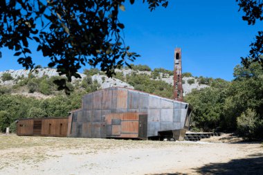 COVARRUBIAS, SPAIN - 25 Ekim 2017: Modern ahşap ve metalik İskandinav tarzı şapel. San Olav, Covarrubias, Burgos ili, İspanya.  