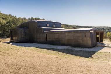 COVARRUBIAS, SPAIN - 25 Ekim 2017: Modern ahşap ve metalik İskandinav tarzı şapel. San Olav, Covarrubias, Burgos ili, İspanya.  